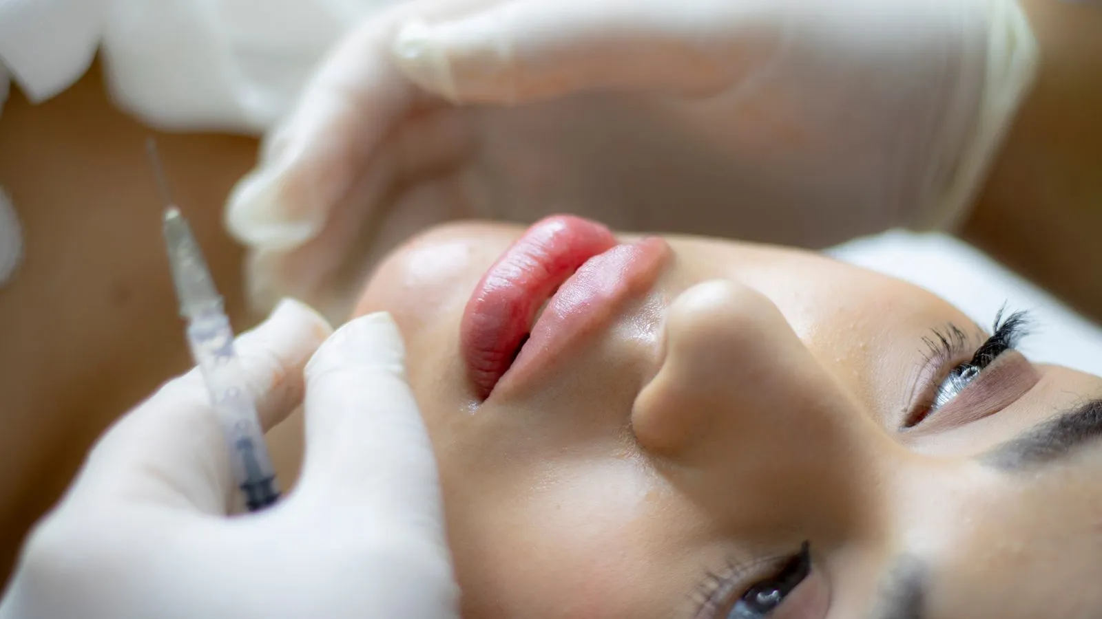 Detalle de una sonrisa cuidada tras un tratamiento de estética dental (Clínica Dentalcom)