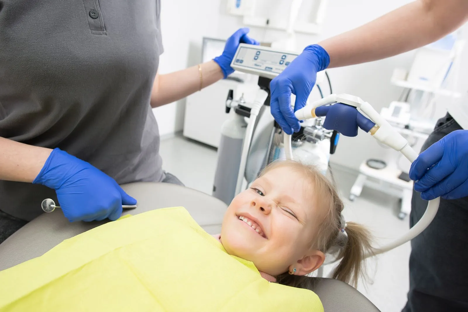 Niña sonriendo tranquila durante una revisión dental infantil (Clínica Dentalcom)