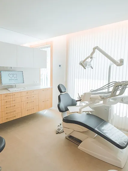 Gabinete dental moderno de la Clínica Dentalcom con el sillón y el equipo de tratamiento
